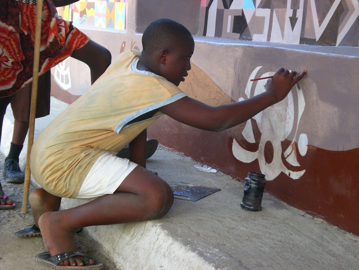 1. Artists and Busua community in the Western Region of Ghana as part of “Art in Public Spaces,” 2009. Photo: FCA Ghana Archives 2. Akanmaje community Youth work with Joseph Kola in his studio in Nungua as part of “Art in Public Spaces,” 2010. Photo: Adwoa Amoah. 3. Mural at Akanmaje as part of “Art in Public Spaces,” 2010. Photo FCA Archives.