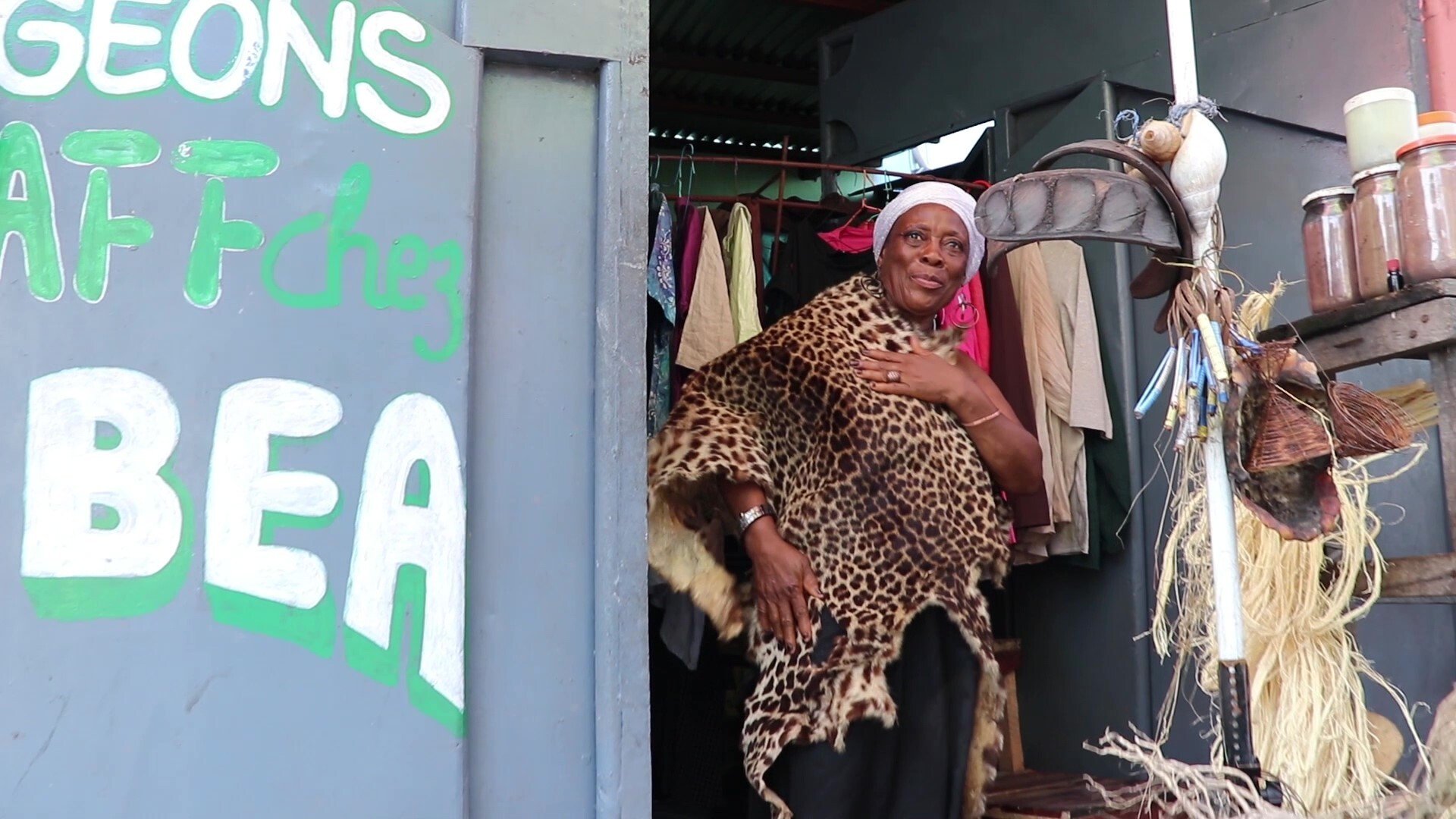 (Left) Film still, The Skin, experimentelles, Video Kinshasa, 2022, Mukenge/Schellhammer mit Maman Bea. (Right) The Skin, Film Still, Video and photogrammetry, 5,30 min, Kinshasa 2022.